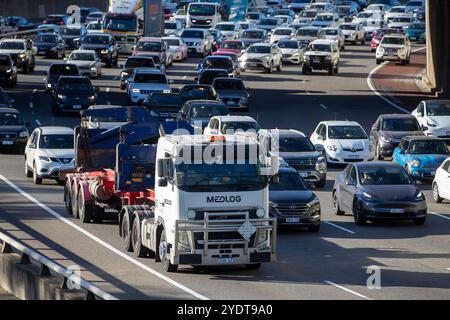 Trafic intense sur une autoroute à Perth, avec une variété de véhicules, y compris un gros camion, des voitures, des VUS et des petites fourgonnettes. Banque D'Images