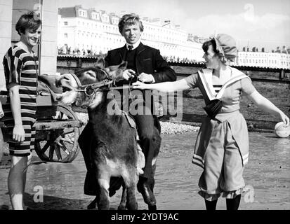 TOMMY STEELE et JULIA ENCOURAGENT dans Un DEMI-SIX PENCE 1967 réalisateur GEORGE SIDNEY roman Kipps par H.G. Wells adaptation Dorothy Kingsley livre / scénario Beverley Cross costume design Joan Bridge et Elizabeth Haffenden producteurs Charles H. Schneer et George Sidney Ameran films / Paramount British Pictures Banque D'Images