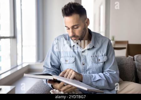 Focused Handsome Latin Man consultant livre de données Banque D'Images