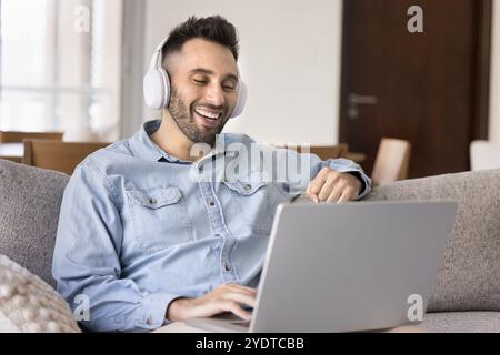 Jeune homme hispanique joyeux parlant sur un appel vidéo Banque D'Images