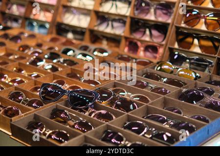 stand de marché rempli d'une sélection variée de lunettes de soleil, présentant des options de lunettes abordables pour les acheteurs recherchant une protection solaire à la mode sur un Banque D'Images