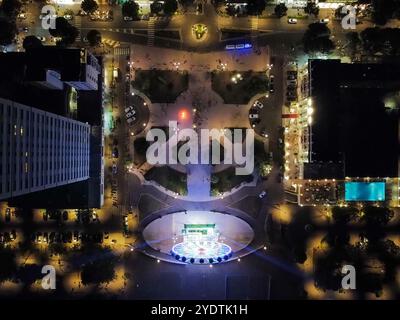 Vue aérienne de nuit du centre-ville de Cesenatico avec la grande roue éclairée Banque D'Images