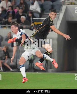 27 octobre 2024 : MLS - Major League Soccer - milieu de terrain du LAFC Sergi Palencia et milieu de terrain des Whitecaps de Vancouver Ryan Gauld se sont attachés alors que le LAFC a battu les Whitecaps de Vancouver 2 à 1 dans le premier match des éliminatoires de la Coupe Audi 2024 MLS - Round One Best-of-3 Series, BMO Stadium, Los Angeles, CA, États-Unis, 27 octobre 2024.crédit image cr Scott Mitchell/ZUMA Press (crédit image : © Scott Mitchell/ZUMA Press Wire) USAGE ÉDITORIAL SEULEMENT! Non destiné à UN USAGE commercial ! Banque D'Images