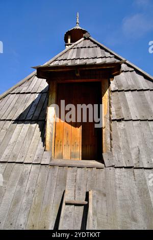 Fenêtres dormer sur les bardeaux de toit de la résidence du prince Milos Obrenovic (maison serbe typique dans la première moitié du XIXe siècle appelé «osacanka Banque D'Images