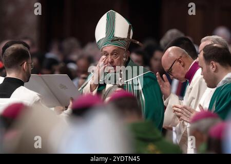 Cité du Vatican, Vatican, 27 octobre 2024. Le pape François préside une messe pour la conclusion de la 16e Assemblée générale du Synode des évêques, en présence de la Basilique Pierre au Vatican. Maria Grazia Picciarella/Alamy Live News Banque D'Images