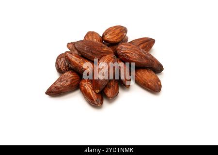 Groupe d'amandes caramélisées isolé sur fond blanc. Banque D'Images