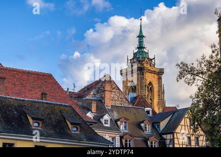 Ville de Colmar, Alsace, France. : Martin Tour de l'église au-dessus des toits des maisons de la vieille ville. Banque D'Images