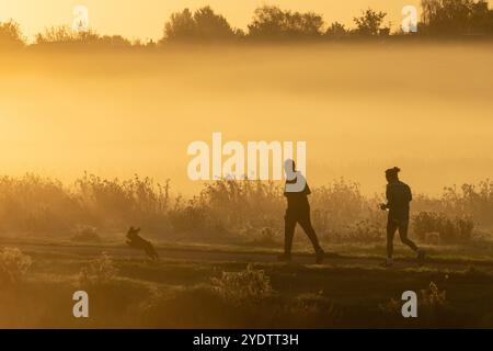 Photo datée du 27 octobre montre des gens près de la rivière Cam à Cambridge par un dimanche matin calme et brumeux au lever du soleil. Les prévisions du met Office pour tod Banque D'Images