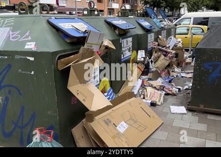 Conteneurs en papier débordant à Hambourg, conteneurs de déchets, conteneurs recyclables, recyclables, recyclage, carton, papier, conteneur, Hambourg, Hambu Banque D'Images