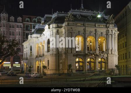 Le théâtre Karlovy Vary a été construit dans les années 1884-1886 dans le style néo-baroque. Soirée. république tchèque Banque D'Images