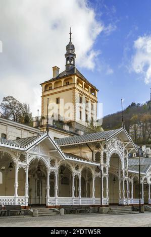 Tour du château et marché Colonnade dans le centre historique de Karlovy Vary, république tchèque Banque D'Images