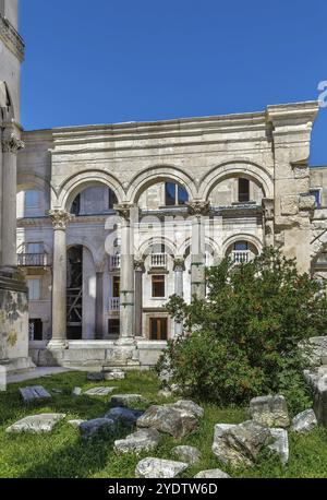 Colonnade du carré péristyle (peristil). Vue de la cathédrale, Split, Croatie, Europe Banque D'Images