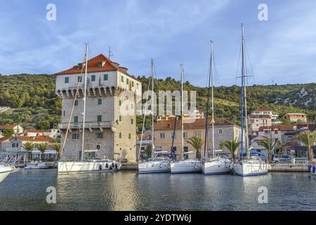 Tour quadrangulaire dans le port de la ville de Marina, Croatie, Europe Banque D'Images