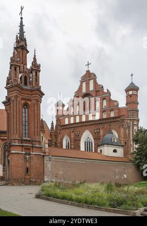 L'église de François et Bernard (également connue sous le nom d'église Bernardine) est une église catholique romaine située dans la vieille ville de Vilnius, en Lituanie, en Europe Banque D'Images