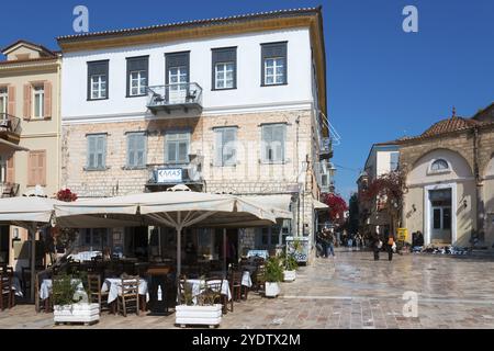 Une place avec un bâtiment historique, café avec parasols et flair méditerranéen sous un ciel bleu, Syntagma Square, Nauplie, Nauplie, Nauplie, Nauplie, Argolis Banque D'Images