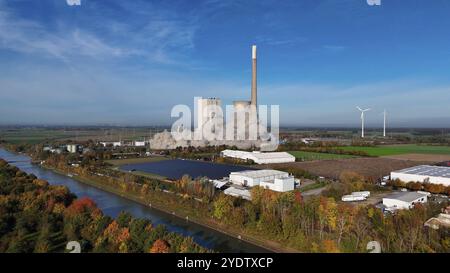 Démolition d'une cheminée avec nuage de fumée, entourée de paysages d'automne et d'éoliennes, dynamitage des silos à cendres, centrale au charbon de Mehrum, Banque D'Images