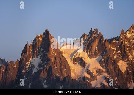 Sommets pointus rocheux au coucher du soleil, alpenglow, aiguille du Plan, massif du Mont Blanc, Chamonix, France, Europe Banque D'Images