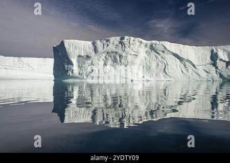 Les icebergs se reflètent dans les eaux calmes d'un fjord, Kong Oscar Fjord, Parc national du Nord-est du Groenland, Groenland, Amérique du Nord Banque D'Images
