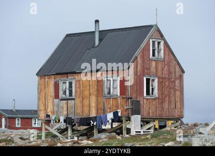 Petite maison rouge, corde à linge avec linge suspendu, peuplement Inuit éloigné de l'Arctique Ittoqqortoormiit, Scoresbysund ou Scoresby Sund ou Kange groenlandais Banque D'Images