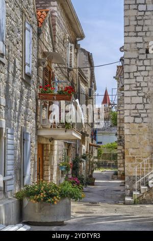 Rue étroite dans la vieille ville de Trogir, Croatie, Europe Banque D'Images