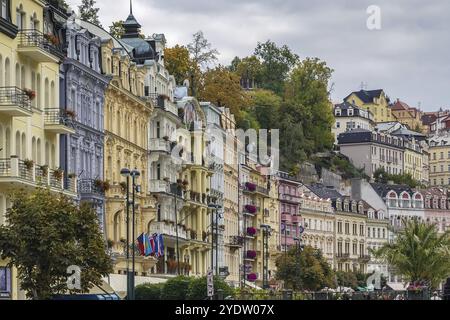 Rue avec de belles maisons historiques dans le centre-ville de Karlovy Vary, République tchèque Banque D'Images