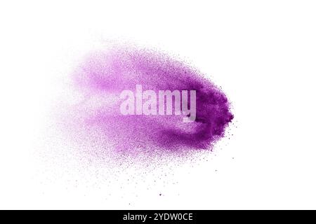 Nuage d'explosion de poudre de couleur violette sur fond blanc. Gros plan des éclaboussures de particules de poussière violettes sur fond Banque D'Images