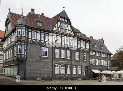 Les vieilles maisons pittoresques sur la place du marché à Goslar, Allemagne, Europe Banque D'Images