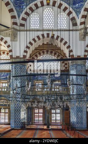 L'intérieur de la mosquée Rustem Pacha est une mosquée ottomane du XVIe siècle, située à Istanbul, en Turquie, en Asie Banque D'Images