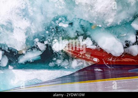 Le navire d'expédition Lindblad National Geographic Explorer poussant à travers la glace dans l'archipel du Svalbard, Norvège, Arctique, Europe Banque D'Images