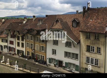 Rue avec des maisons historiques dans la vieille ville d'Aarau, Suisse, Europe Banque D'Images