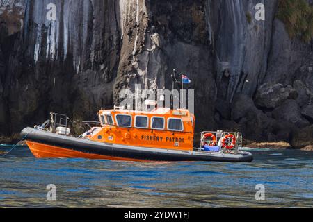 Vue du bateau de patrouille de pêche de sauvetage Wave Dancer sur l'épave du MS Oliva sur l'île de Nightingale, Tristan da Cunha Group, océan Atlantique Sud Banque D'Images