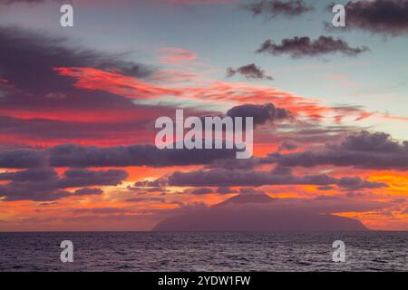 Lever de soleil sur l'île de Tristan da Cunha, océan Atlantique Sud Banque D'Images