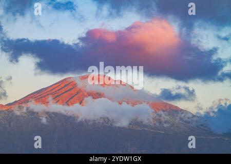 Coucher de soleil sur l'île volcanique reculée de Tristan da Cunha, océan Atlantique Sud Banque D'Images