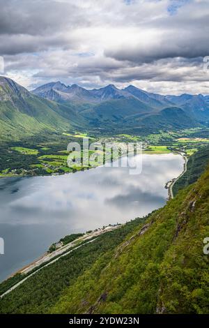 Vue sur Romsdalsfjord, Andalsnes, more og Romsdal, Norvège, Scandinavie, Europe Banque D'Images