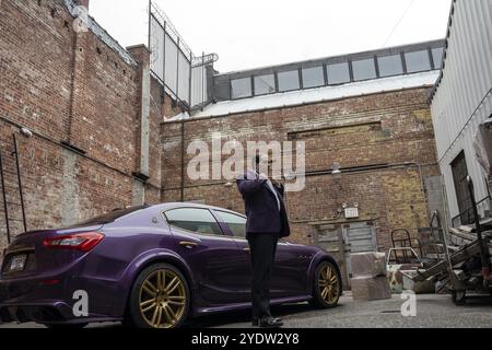 COLIN FARRELL dans THE PENGUIN (2024), réalisé par CRAIG ZOBEL. Crédit : DC Entertainment / Warner Bros / album Banque D'Images