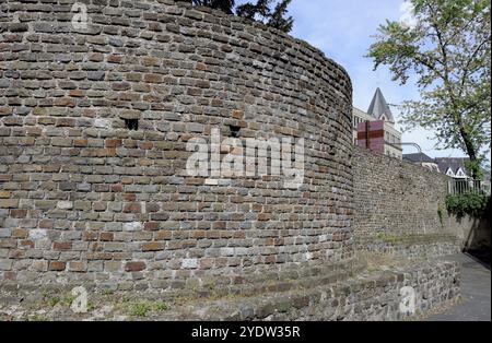 Vestiges de la muraille romaine historique de la ville à Cologne ici le mur nord romain, vestiges de la Tour Lysolphe Banque D'Images