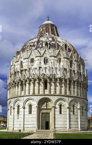 Baptistère de Pise sur la Piazza dei Miracoli à Pise. Le bâtiment roman rond a été commencé au milieu du XIIe siècle. C'est le plus grand baptistère de moi Banque D'Images