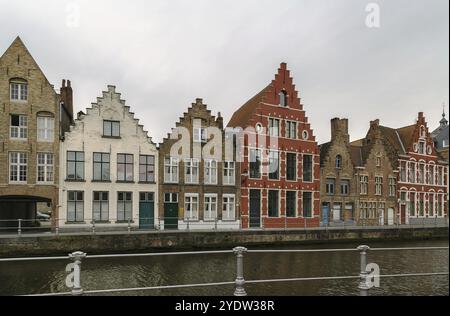 Maisons historiques sur le quai du canal à Bruges, Belgique, Europe Banque D'Images