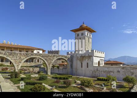 Rabati Castle est un complexe médiéval de château situé à Akhaltsikhe, en Géorgie. Jardin et pont Banque D'Images