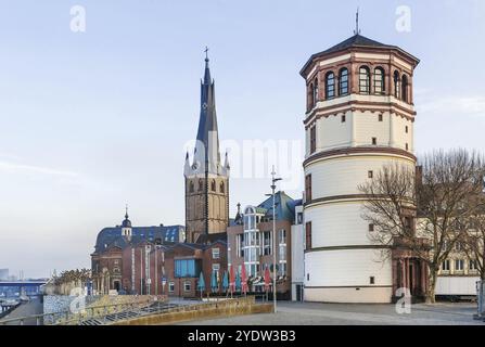 Vue du centre historique de Dusseldorf avec la Tour du Vieux Château et l'église St Lambertus, Allemagne, Europe Banque D'Images