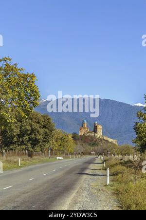 Gremi est un monument architectural du XVIe siècle, la citadelle royale et l'église des Archanges à Kakheti, en Géorgie. Vue depuis l'autoroute Banque D'Images