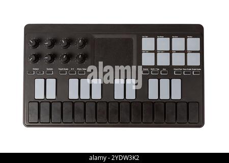 Petit dispositif de contrôleur midi synthé pour la production musicale isolé sur fond blanc découpé Banque D'Images