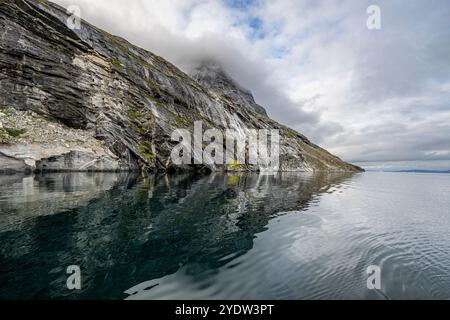 Falaise rocheuse géante, fjord glacé de Nuuk, Groenland occidental, Danemark, régions polaires Banque D'Images