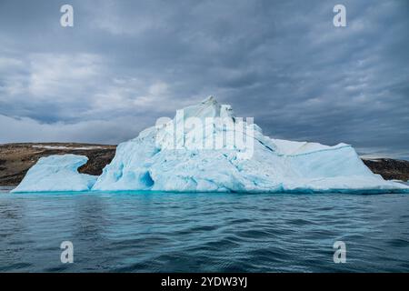 Iceberg sur l'île Belcher, île Devon, Nunavut, Arctique canadien, Canada, Amérique du Nord Banque D'Images