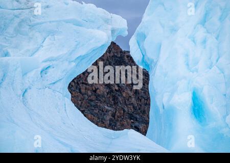 Trou dans un iceberg, île Belcher, île Devon, Nunavut, Arctique canadien, Canada, Amérique du Nord Banque D'Images