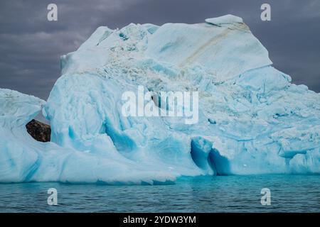 Trou dans un iceberg, île Belcher, île Devon, Nunavut, Arctique canadien, Canada, Amérique du Nord Banque D'Images