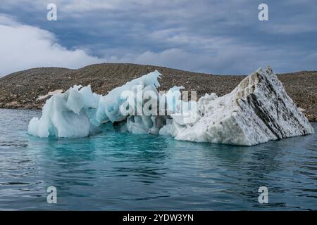 Iceberg sur l'île Belcher, île Devon, Nunavut, Arctique canadien, Canada, Amérique du Nord Banque D'Images