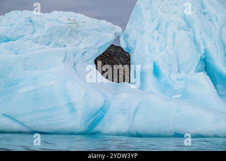 Trou dans un iceberg, île Belcher, île Devon, Nunavut, Arctique canadien, Canada, Amérique du Nord Banque D'Images