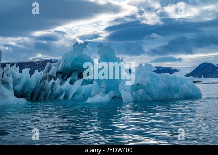 Iceberg sur l'île Belcher, île Devon, Nunavut, Arctique canadien, Canada, Amérique du Nord Banque D'Images