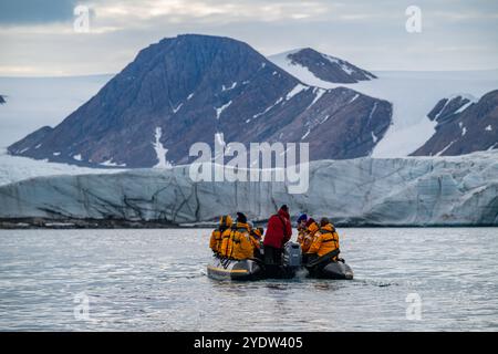 Touristes en zodiaque, glacier Belcher, île Devon, Nunavut, Arctique canadien, Canada, Amérique du Nord Banque D'Images